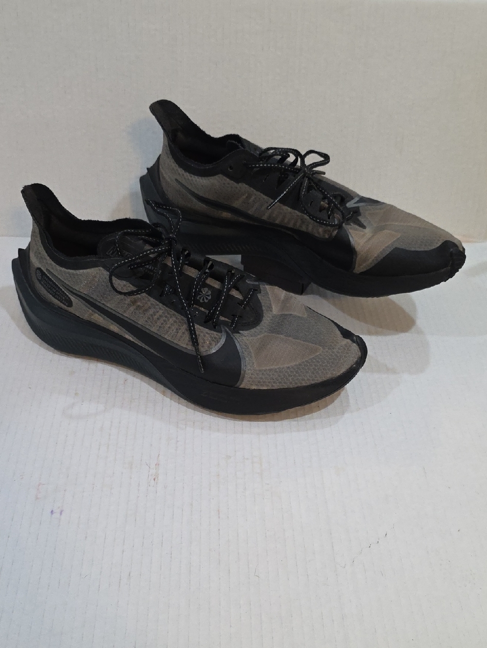 Nike Zoom Gravity Men's Black and Gray Lightweight Running Shoes Size 11.5